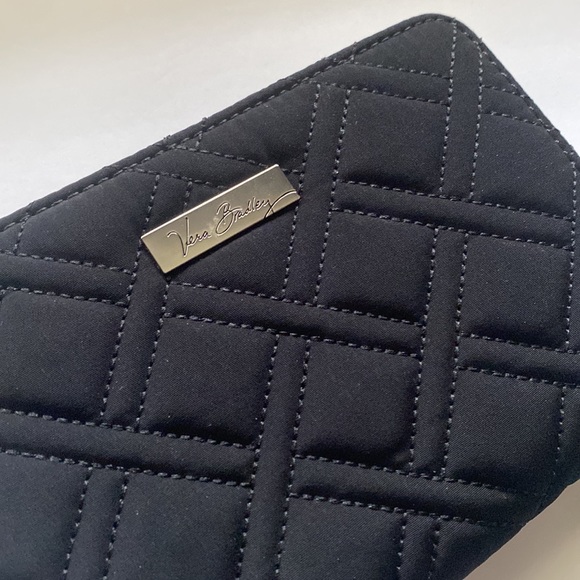 NWT Vera Bradley zip-around black quilted wristlet wallet - Picture 3 of 9